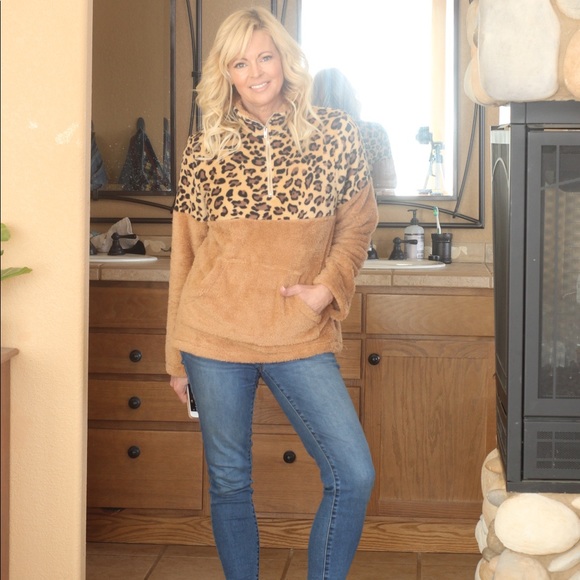 Sherpa half zip leopard pullover NWOT size M - Picture 1 of 3